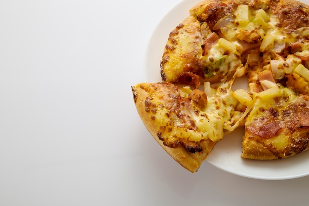 Ganze hawaiische Pizza mit Ananas und Schinken kein weißer Hintergrund