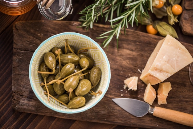 Ganze Kapern in SchüsselSpanisches Tapa-Bar-Essen