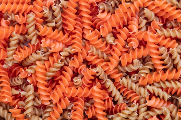 Foto ganze linsen fusilli pasta hintergrund