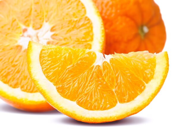 Ganze orange Frucht und seine Segmente oder Cantles isoliert auf weißem Hintergrund Ausschnitt