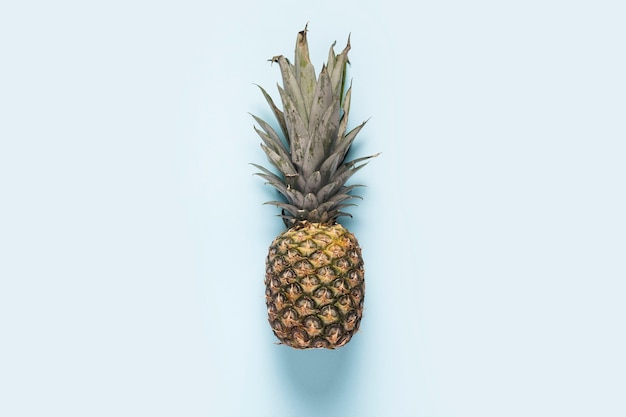 Ganze reife Ananas auf hellem Hintergrund