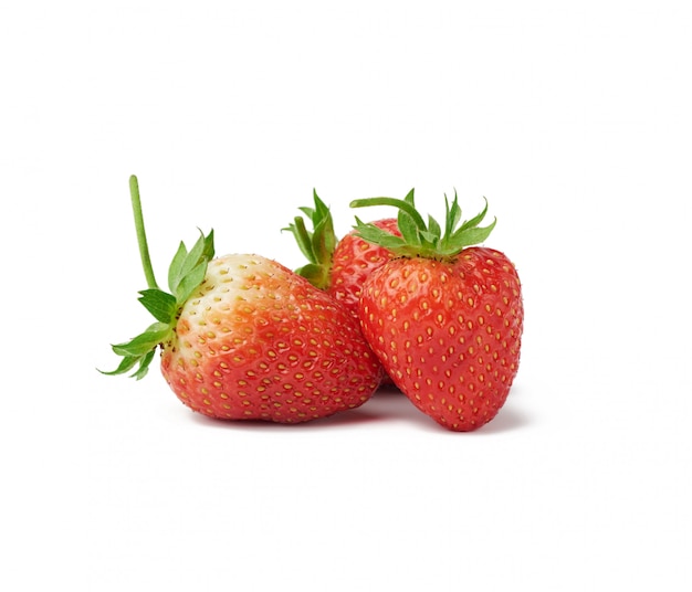 Ganze reife rote Erdbeeren lokalisiert auf einem weißen Raum