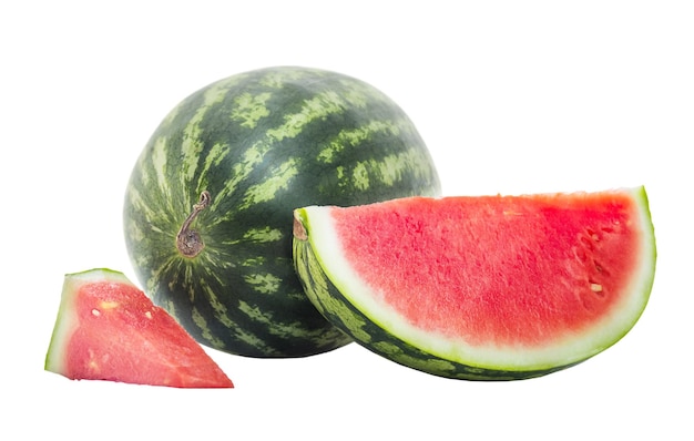 Ganze Stücke der roten saftigen Wassermelone lokalisiert auf weißem Hintergrund