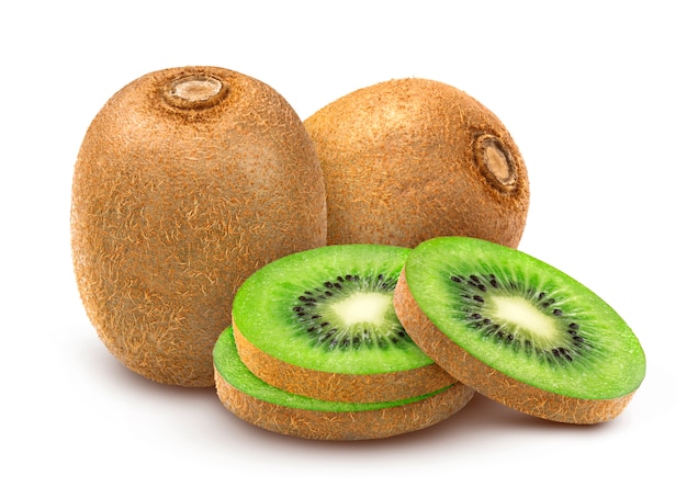 Ganze und geschnittene Kiwis auf weißer Oberfläche
