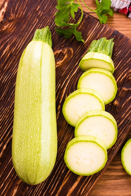 Ganze und geschnittene Zucchini, Draufsicht