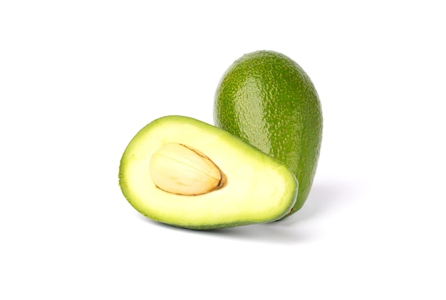 Ganze und halbe Avocado isoliert auf Weiß. Nahansicht