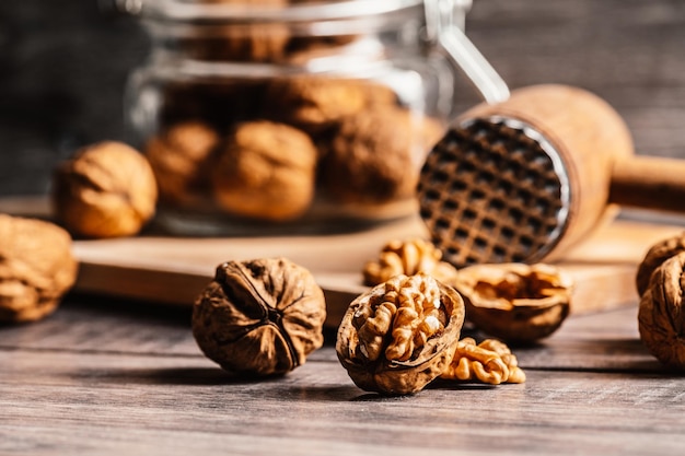 Ganze und offene Walnüsse mit Walnusskorn auf einem Holztisch Obst healhy oraganic raw Snack Food Nusskerne