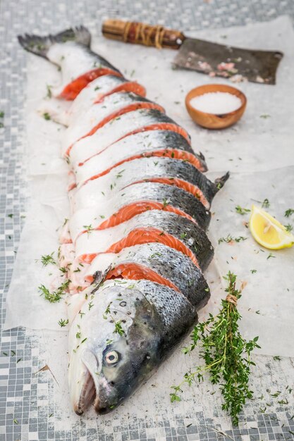 Ganzen Lachs mit Thymian und Salz zubereiten