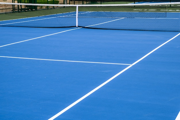 Foto ganzer blauer tennisplatz, kunstrasen aus gummi