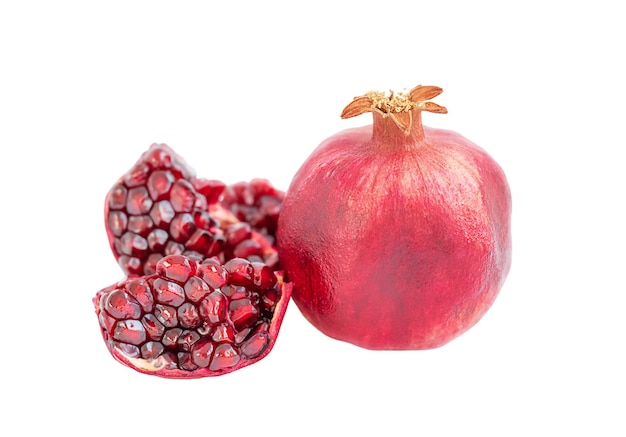 Ganzer granatapfel und seine scheiben auf weißem hintergrund