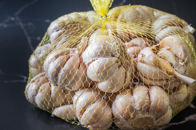 Ganzer Knoblauch in der Tüte