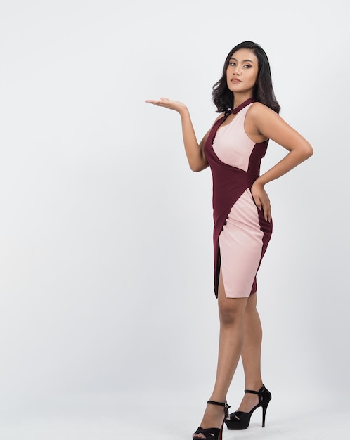 Ganzer Körper der asiatischen Frau. Thailändische Frau im modernen Chic-Stil steht im weißen Studio mit eleganter und selbstbewusster Pose. Casting-Modell Nebendarsteller Schauspielerin. Asiatische Frau Ganzkörper-Pose vor der Kamera.