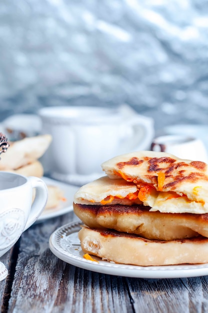 Ganzer Kürbiskuchen mit Tee