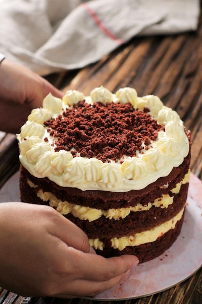 Ganzer roter Samtkuchen mit Frischkäse-Zuckerguss und Krümel