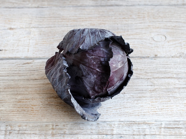 Ganzer Rotkohl auf einem alten Holztisch