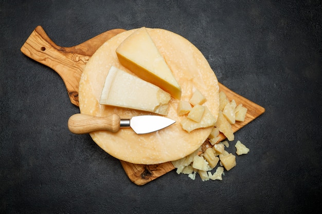 Ganzer runder Kopf des Parmesan-Hartkäses auf Betontisch