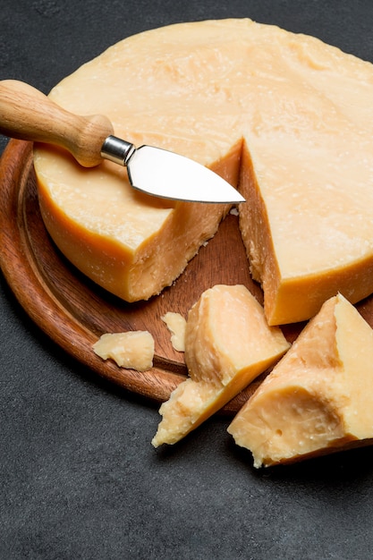 Ganzer runder Kopf und Parmesanstücke oder Parmigiano