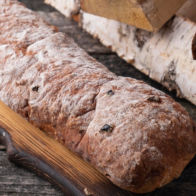 Ganzes Ciabatta-Brot auf Holzschneidebrett