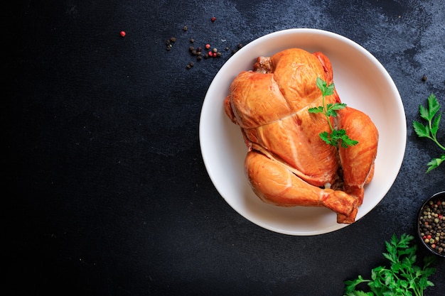 ganzes gebackenes Huhn oder geräucherte Geflügelportion