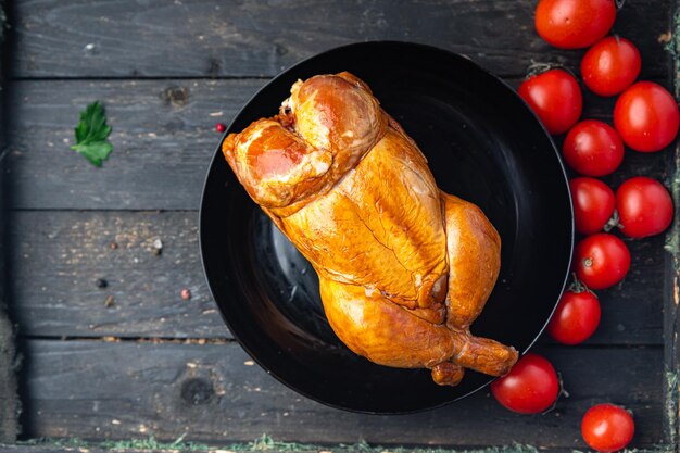 Ganzes Hähnchen gebacken gebratener festlicher Tisch geräuchertes Geflügelfleisch frische Portion gesunde Mahlzeit