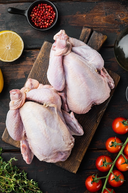 Ganzes rohes frisches Freilandhuhn mit Zutaten