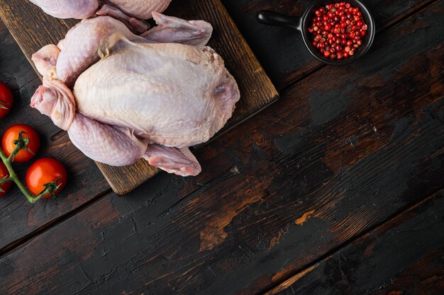 Ganzes rohes frisches Freilandhuhn mit Zutaten