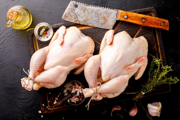 Ganzes rohes Huhn mit Kräutern und Gewürzen