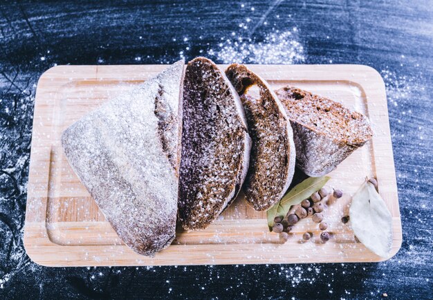 Ganzes Schwarzbrot auf Holztischnahaufnahme