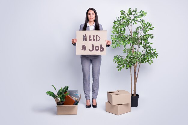 Ganzkörperansicht von ihr, sie schöne attraktive hübsche Geschäftsfrau, die eine Karte hält, die sagt, dass sie einen Job rekrutieren muss, der Lebenslauf-Lebenslauf-Vakanzfeld einzeln auf grauem pastellfarbenem Hintergrund rekrutiert