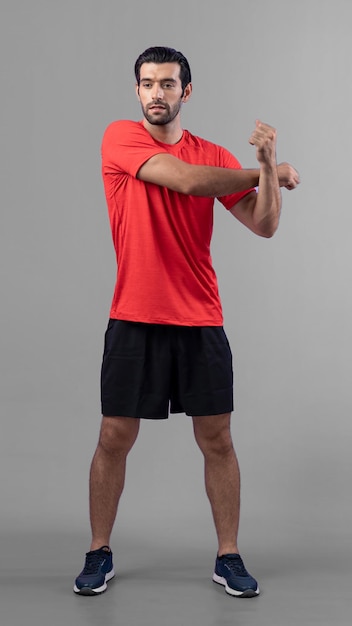 Ganzkörperlänge, fröhlich geschossen, athletisch, sportlich, Mann mit Aufwärmhaltung.
