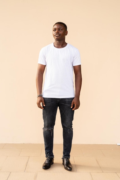 Ganzkörperporträt eines gutaussehenden afrikanischen Mannes mit weißem T-Shirt