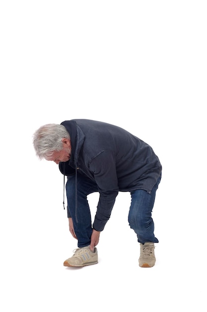 Ganzkörperporträt eines Mannes mit Achillessehnenschmerzen, isoliert auf weiß