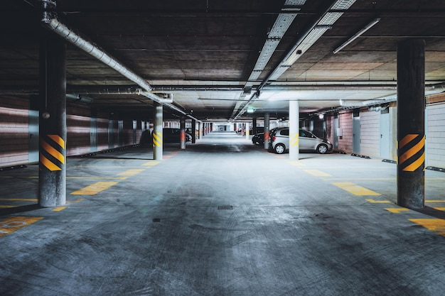 Garagem de estacionamento subterrânea de um edifício moderno