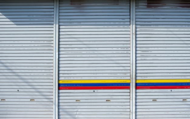 Garagem de metal em ferro com porta de correr e fundo de luz solar