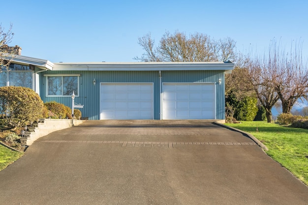 Foto garagem de portões duplos de grande casa residencial