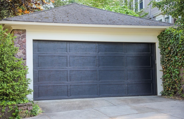 Garagem e entrada de automóveis americanas simbolizam transporte de conveniência e espaço pessoal.