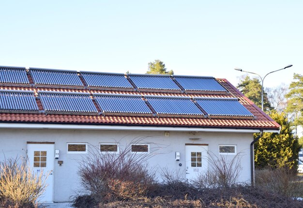 Un garaje con paneles solares en el techo.