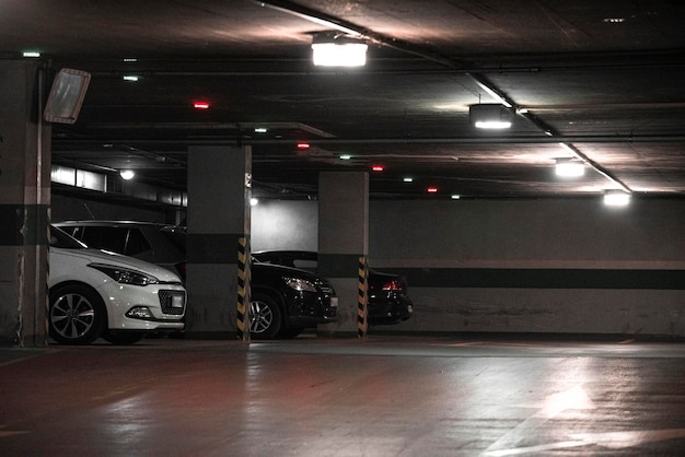 Garaje subterráneo en la ciudad. Lugar para autos.