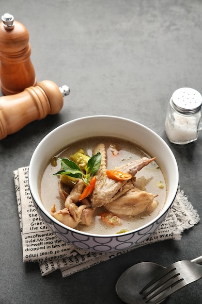 Garang Asem Ayam é pratos tradicionais indonésios de frango processados