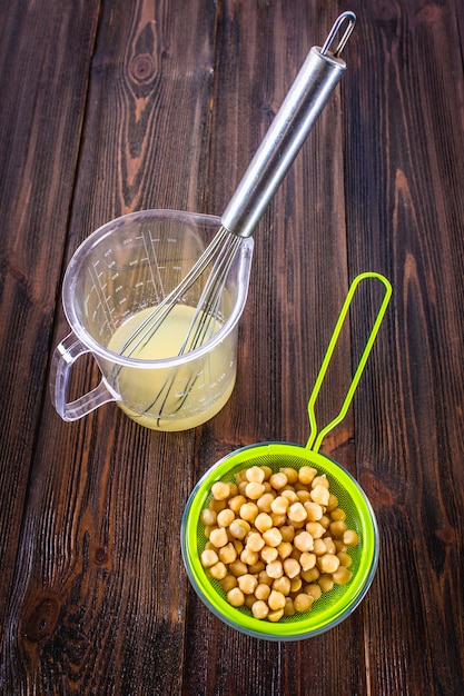 Garbanzo líquido agua salmuera escurrida. Aquafaba vegano.