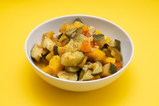 Garbanzo con salchichas ahumadas en tazón blanco