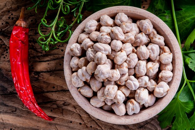 Garbanzos y ají en una tabla wodden