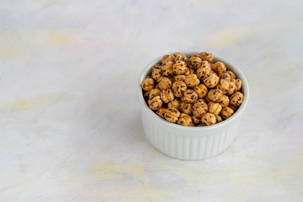 Garbanzos amarillos asados en cuenco de madera nombre turco Leblebi