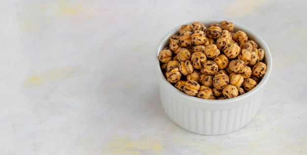 Garbanzos amarillos asados en cuenco de madera nombre turco Leblebi