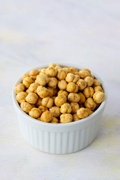 Garbanzos amarillos sobre fondo de madera