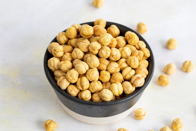 Garbanzos amarillos sobre fondo de madera