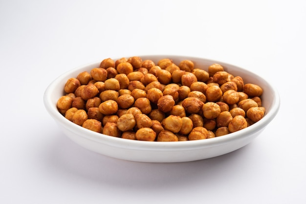 Garbanzos asados crujientes picantes con pimentón, curry y ají picante, enfoque selectivo