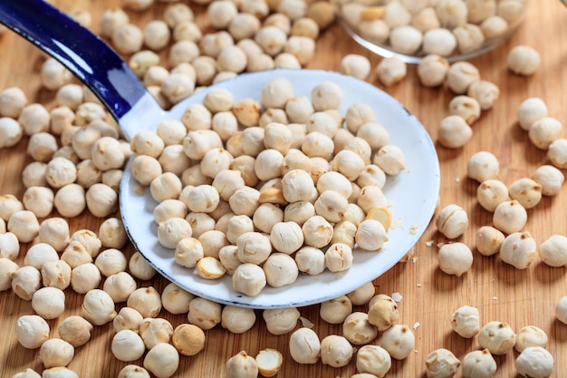 Garbanzos asados y un cucharón viejo