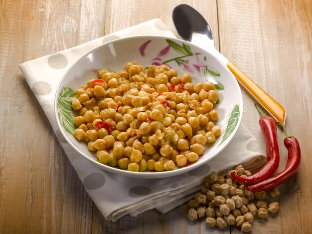 Garbanzos con chile picante