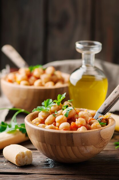 Garbanzos cocidos con tomate y perejil